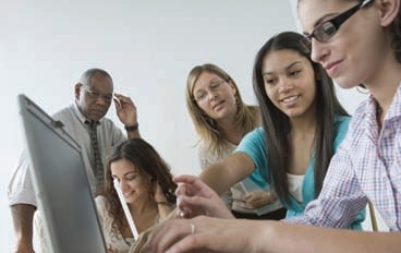 Teacher supervising students on a computer - 1 to 1