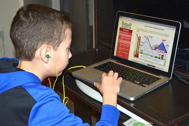 In a new study, middle schoolers did better with science lessons when they could learn online, watching videos, playing educational games, running virtual experiments and collaborating with classmates.