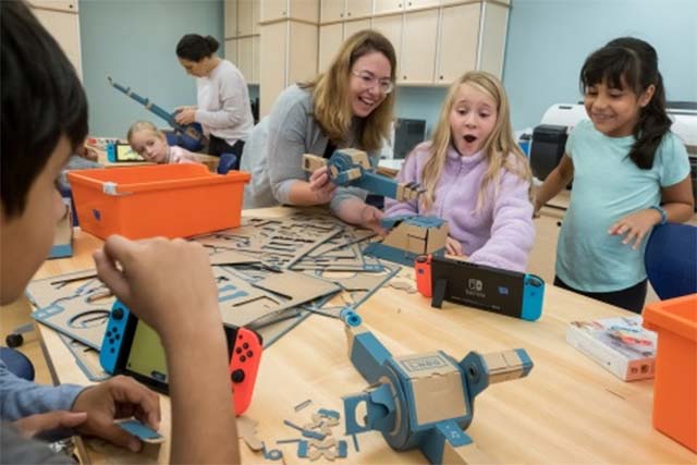 Photo: Nintendo of America. Third-grade students at the Douglass G Grafflin School in Chappaqua, NY, participate in an interactive learning session with the Nintendo Labo: Variety Kit for the Nintendo Switch system, led by Rebecca Rufo-Tepper, Co-Executive Director of the Institute of Play.